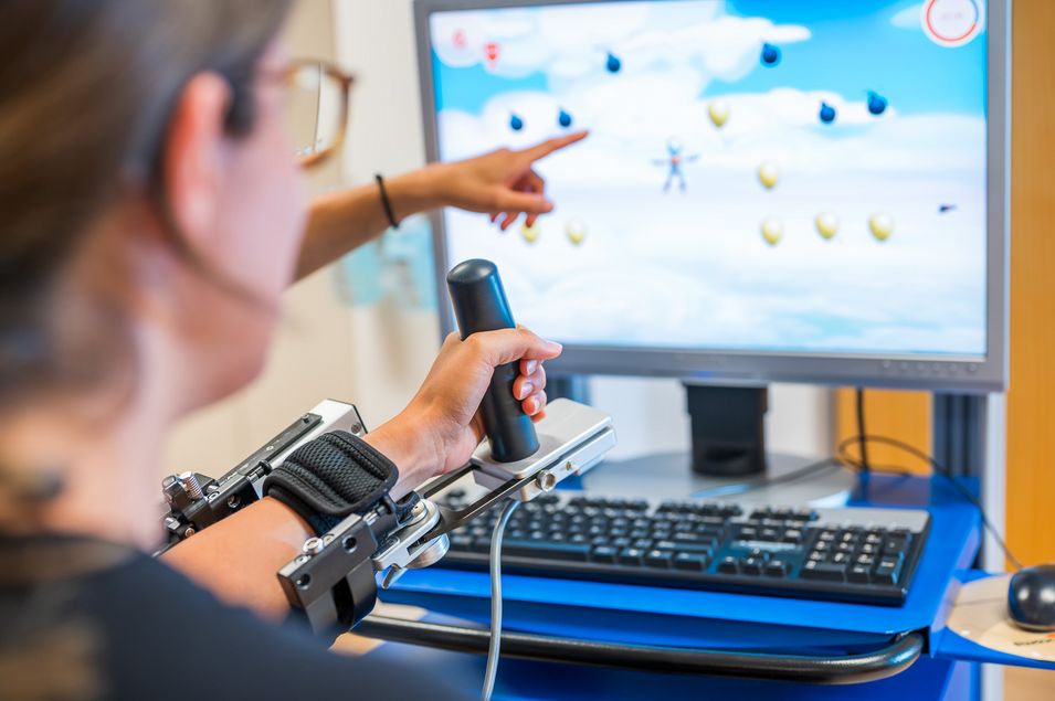 Der Armeo unterstützt querschnittgelähmte Patienten in der Bewegungstherapie.