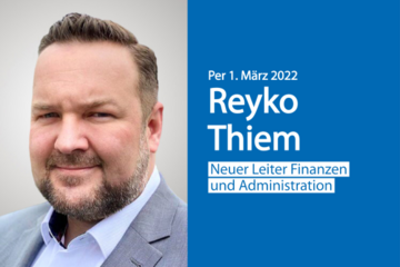 Neuer Leiter Finanzen und Administration Portrait des neuen Finanzleiters und rechts blaue Fläche mit Beschriftung zu seiner Funktion