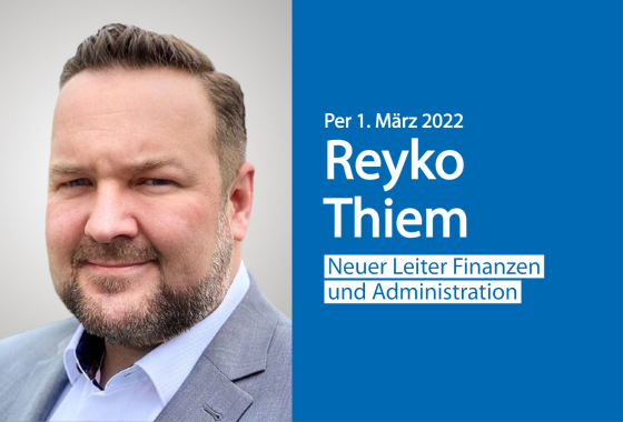 Neuer Leiter Finanzen und Administration Portrait des neuen Finanzleiters und rechts blaue Fläche mit Beschriftung zu seiner Funktion