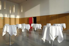 Das Foyer kann für Apéros und andere Verpflegungen genutzt werden Das Foyer kann für Apéros und andere Verpflegungen genutzt werden