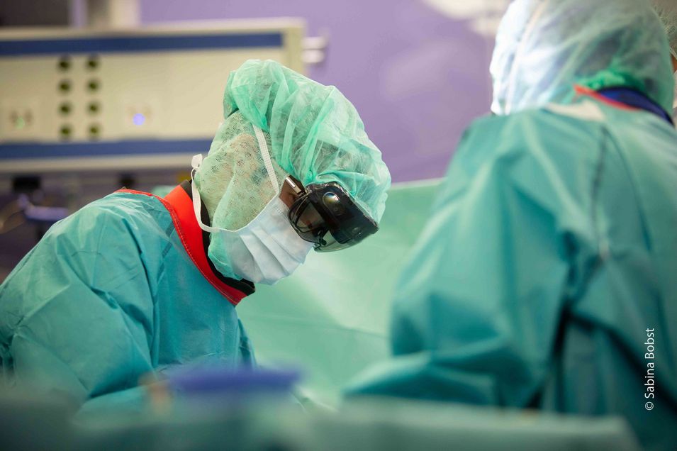 Prof. Mazda Farshad bei der holografisch navigierten Operation Prof. Mazda Farshad bei der holografisch navigierten Operation