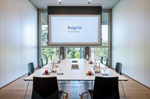 Kleiner Seminarraum mit Block-Bestuhlung Kleiner Seminarraum: Standardbestuhlung «Blocktisch» mit max. 12 Personen.