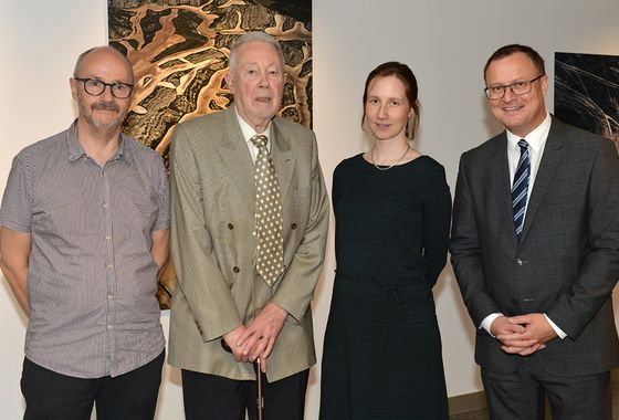 Georg Gerster, 2. v.l., mit Dr. Martin Gasser, Fotostiftung Schweiz (links), Teresa Gruber, Fotostiftung Schweiz, und Dr. Serge Altmann, Spitaldirektor Universitätsklinik Balgrist (rechts) Balgrist Flugbilder Luftaufnahmen Kunst