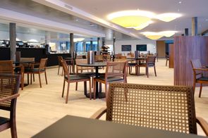 Das Café Balgrist bietet 65 Sitz- und 36 Stehplätze; auf der Terrasse gibt es 44 Sitzplätze Cafeteria Café Balgrist und Kiosk