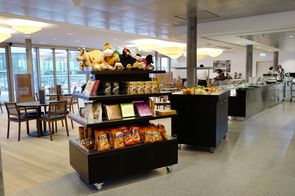 ...sowie ein kleines Angebot an Geschenkartikeln