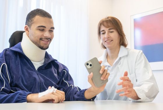 Ein Paraplegiologie-Patient mit einer Study Nurse