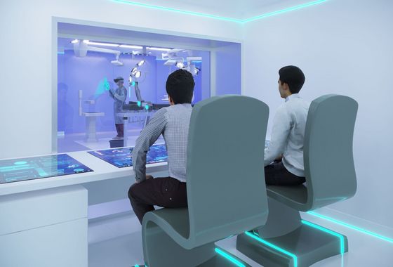 Daten und Bilder werden im Kontrollraum zusammengeführt und auf diversen Monitoren angezeigt. Kontrollraum mit zwei Personen, die die Operation verfolgen.