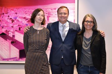 Teresa Gruber (Fotostiftung Schweiz), Spitaldirektor Dr. Serge Altmann und Künstlerin Andrea Good (v.l.n.r.)