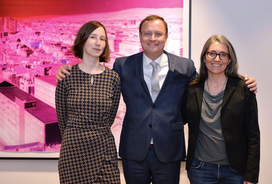 Teresa Gruber (Fotostiftung Schweiz), Spitaldirektor Dr. Serge Altmann und Künstlerin Andrea Good (v.l.n.r.)