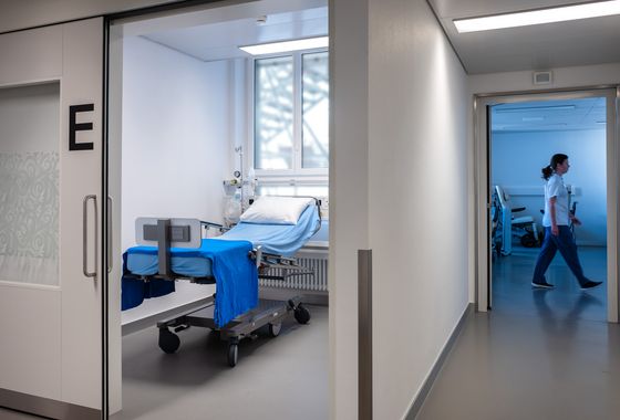 Eine Pflegemitarbeitende läuft durch die neuen Räumlichkeiten. Eine Pflegemitarbeitende läuft durch die neuen Räumlichkeiten