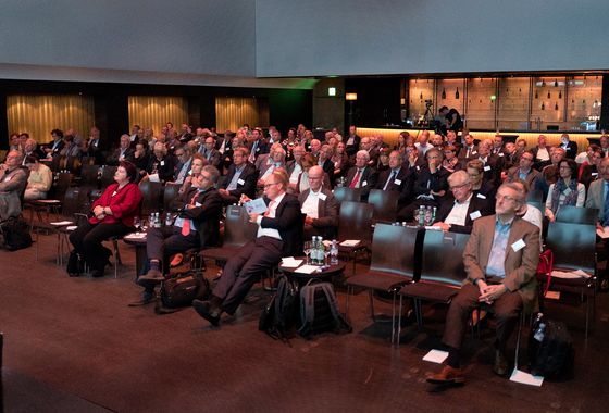 Die geladenen Gäste, darunter renommierte Fachspezialisten, folgen den spannenden Referaten.