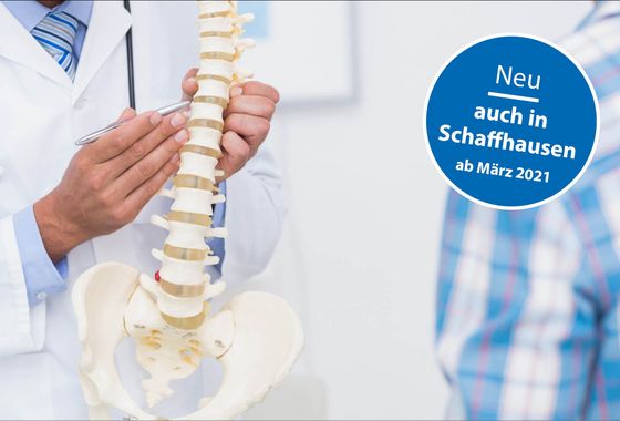 Wirbelsäulensprechstunde am Kantonsspital Schaffhausen Arzt zeigt den Schmerzpunkt anhand eines Wirbelsäulenmodells