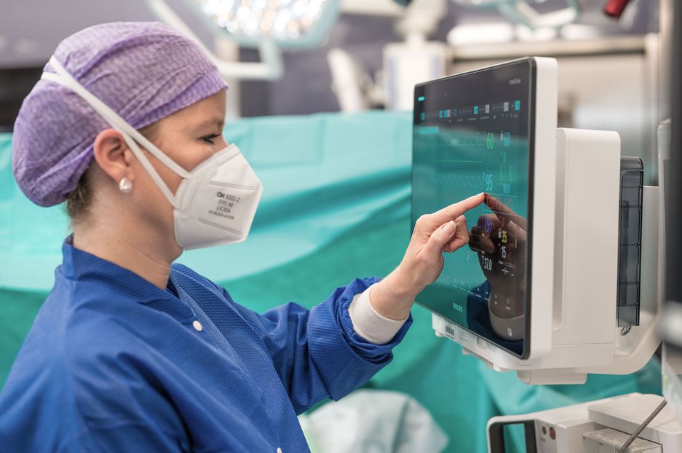 Eine Anästhesie-Ärztin prüft die Vitalparameter. Eine Anästhesie-Ärztin prüft die Vitalparameter.