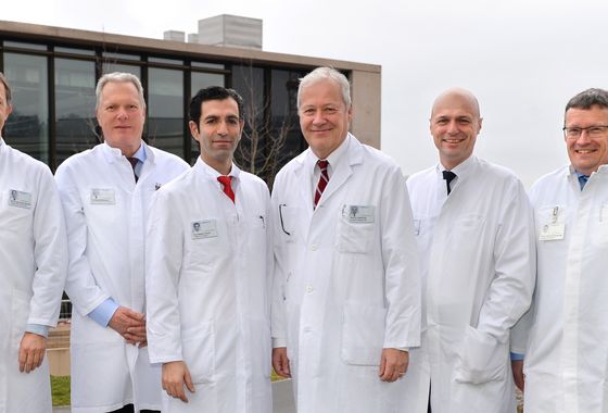 Hochkompetente Wirbelsäulenspezialisten stehen Patienten mit Rückenschmerzen zur Verfügung