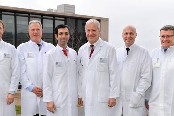 Hochkompetente Wirbelsäulenspezialisten stehen Patienten mit Rückenschmerzen zur Verfügung