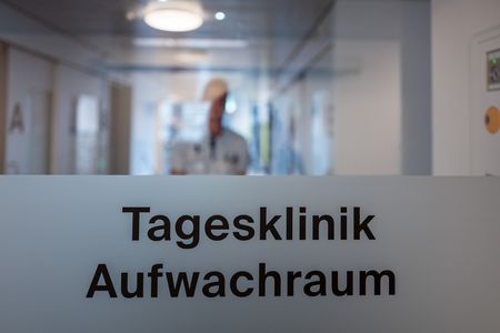 Eingang Tagesklinik Aufwachraum Glastüre mit Beschriftung Tagesklinik Aufwachraum