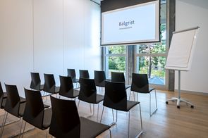 Kleiner Seminarraum mit Stuhlreihen Kleiner Seminarraum mit Stuhlreihen