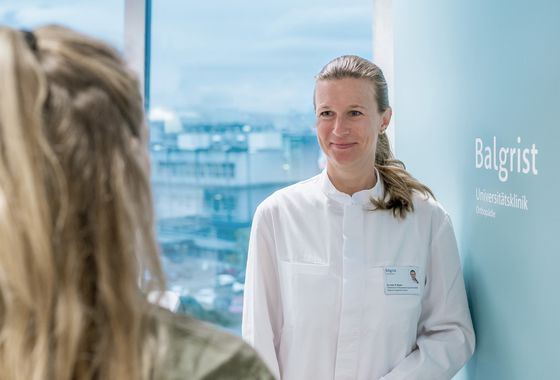 Die neue Orthopädie-Ärztin Daniela Meyer begrüsst eine Patientin. Daniela Meyer im Vordergrund, Begrüssung einer Patientin