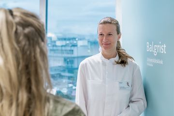 Die neue Orthopädie-Ärztin Daniela Meyer begrüsst eine Patientin. Daniela Meyer im Vordergrund, Begrüssung einer Patientin