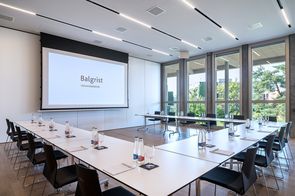 Seminarraum mit U-Form-Bestuhlung Standardbestuhlung: U-Form bis max. 21 Personen (Konzertbestuhlung max. 48 Personen).