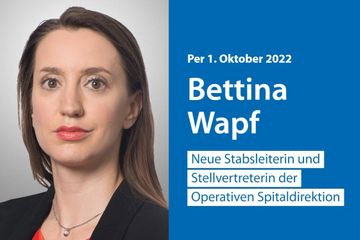 Neue Stabsleiterin und Stellvertreterin der Operativen Spitaldirektion. Portrait der neuen Stabsleiterin und rechts blaue Fläche mit Beschriftung zu ihrer Funktion.