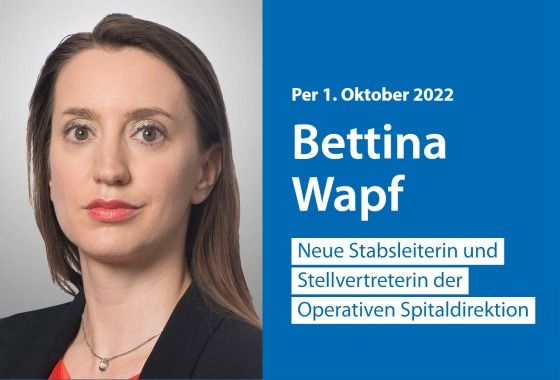 Neue Stabsleiterin und Stellvertreterin der Operativen Spitaldirektion. Portrait der neuen Stabsleiterin und rechts blaue Fläche mit Beschriftung zu ihrer Funktion.