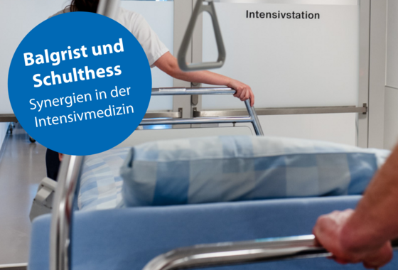 Intensivmedizin Ein Patientenbett wird in die Intensivstation geschoben