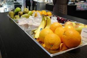 Es sind frische Früchte sowie diverse Snacks, Sandwiches und Süssigkeiten erhältlich...