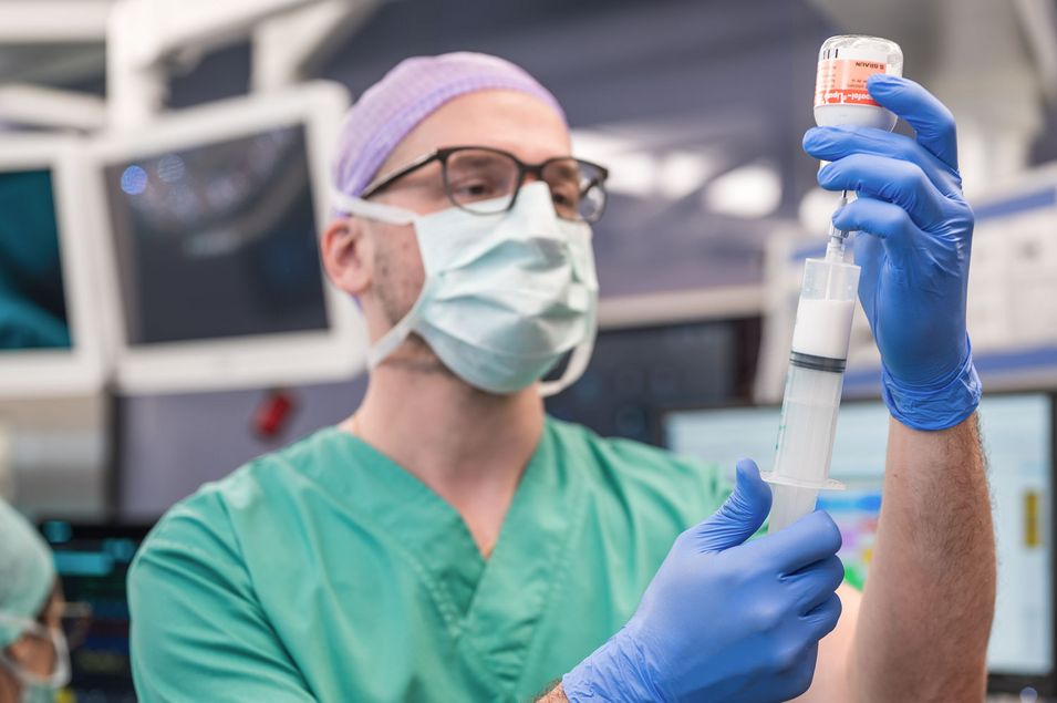 Ein Anästhesie-Arzt bereitet eine Infusion vor. Ein Anästhesie-Arzt bereitet eine Infusion vor.