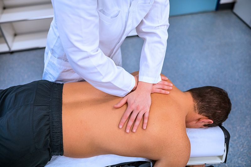 Chiropraktische Behandlung des mittleren Rückens