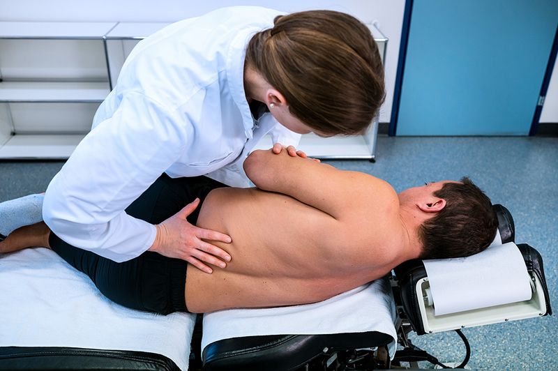 Chiropraktische Behandlung von unteren Rücken und Becken