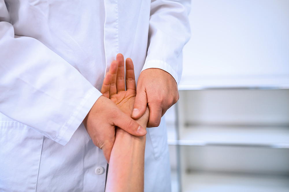 Chiropraktische Behandlung von Hand