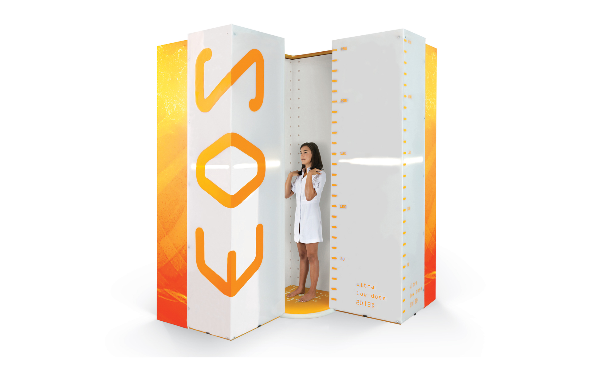 Deutlich geringere Strahlenbelastung dank hochmodernem EOS Scanner Eine Patientin steht im EOS-Scanner