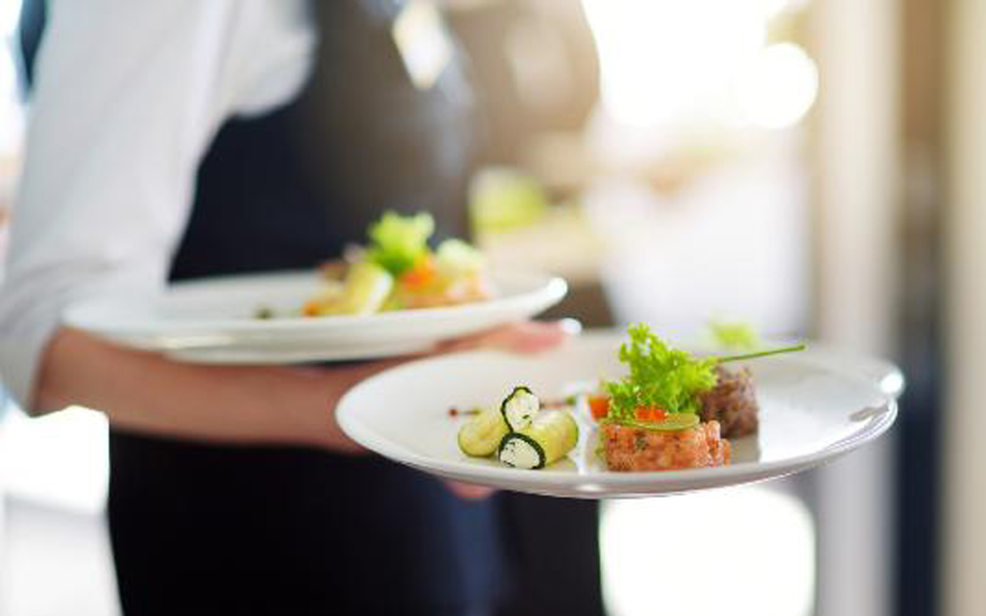 Gastronomie Universitätsklinik Balgrist Eine Servicemitarbeitende serviert ein Gericht