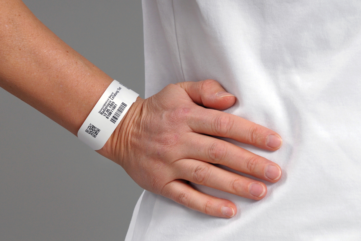 Das Patientenarmband dient Ihrer Sicherheit Patientin trägt ein Armband