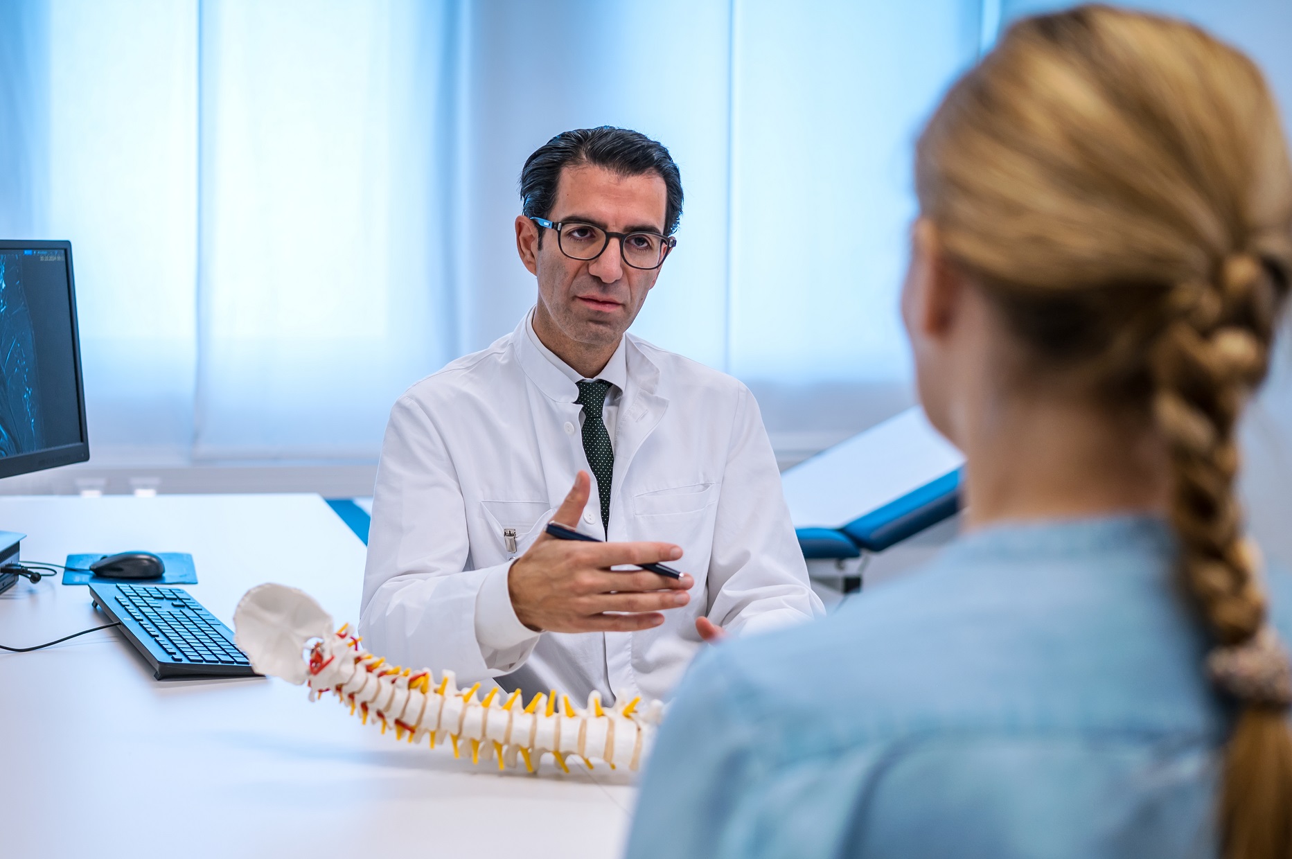 Prof. Dr. Mazda Farshad und eine Patientin in der Sprechstunde