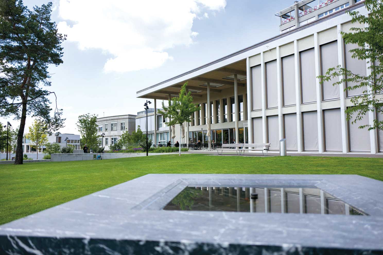 Blick auf die Universitätsklink Balgrist, im Vordergrund steht ein Brunnen